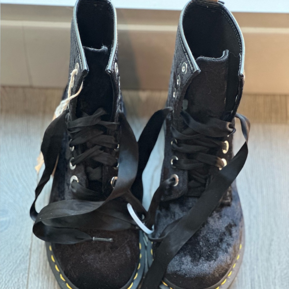 NWT Vegan Crushed Black Velvet Doc Martens with Ribbon Laces 💫🖤 - Picture 3 of 7